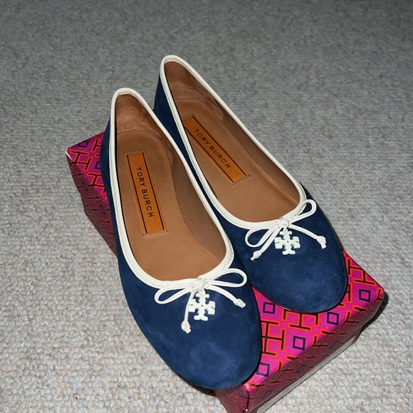 Tory Burch Logo Charm Ballet Flats - Picture 2 of 14